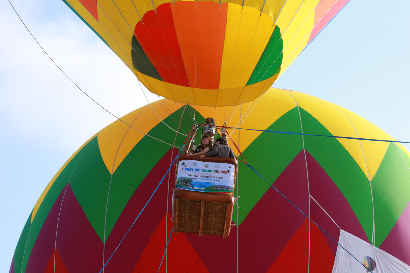 Ngoài ra, chương trình Đêm hoa đăng diễn ra lúc 19h -20h ngày 25/3, với việc thổi lửa vào các lồng khí cầu, tạo nên những khinh khí cầu tỏa sáng giống như những chiếc đèn lồng khổng lồ lung linh theo điệu nhạc.
