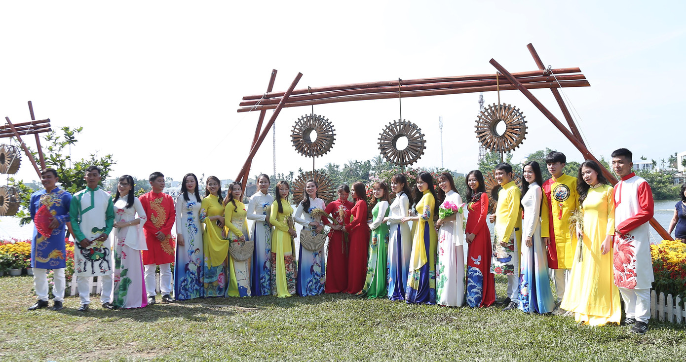 Chụp ảnh lưu niệm cùng áo dài tại lễ hội.