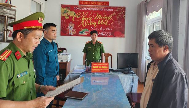 Công an tống đạt quyết định khởi tố đối với ông Lê Sen. Ảnh CA