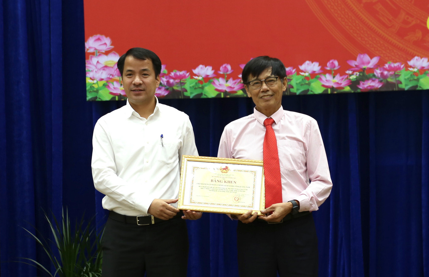 Ngân hàng Chính sách xã hội Quảng Nam nhận bằng khen Ngân hàng Chính sách xã hội Quảng Nam nhận bằng khen