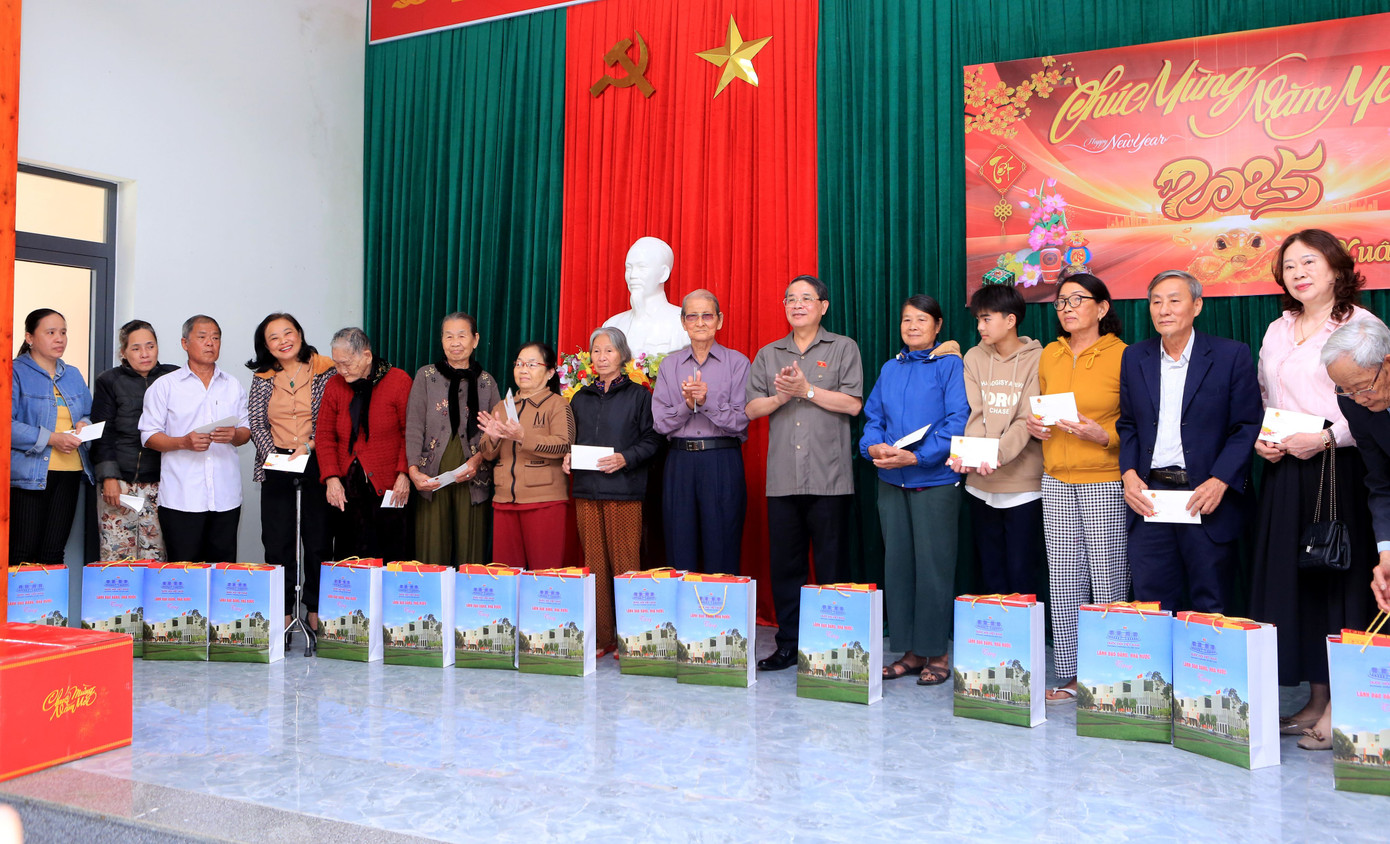 Phó Chủ tịch Quốc hội Nguyễn Đức Hải thăm hỏi, tặng quà bà con xã biển Tam Giang.