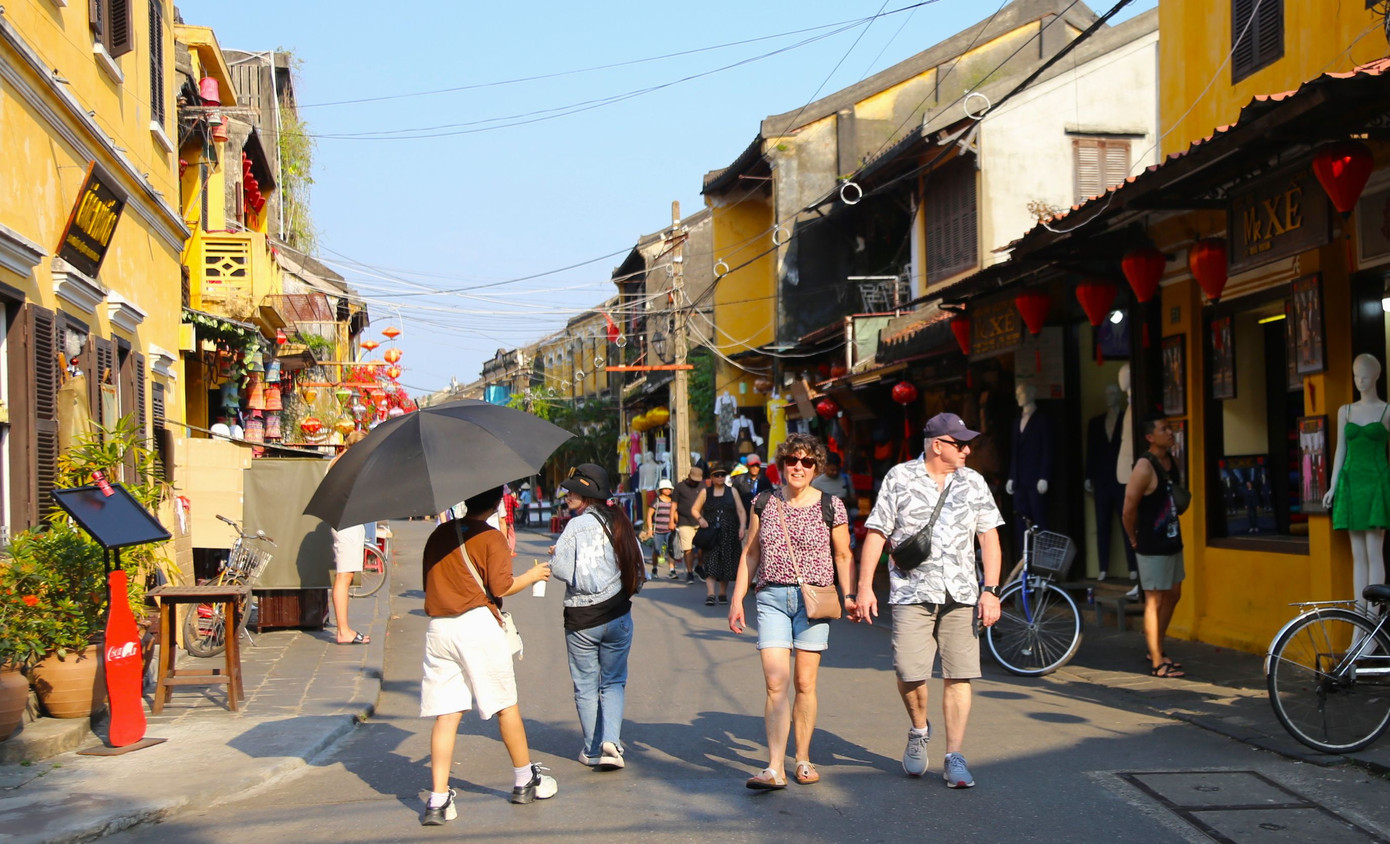 Trong không gian lãng mạn ấy, những cặp tình nhân nắm tay nhau dạo bước phố cổ.