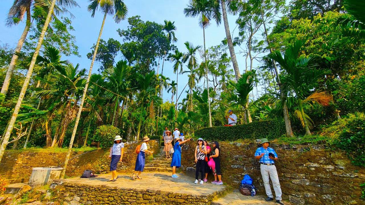Tham quan những ngôi nhà cổ, đường đá, ngõ đá, không gian vườn nhà, không gian làng cổ. Tham quan những ngôi nhà cổ, đường đá, ngõ đá, không gian vườn nhà, không gian làng cổ.