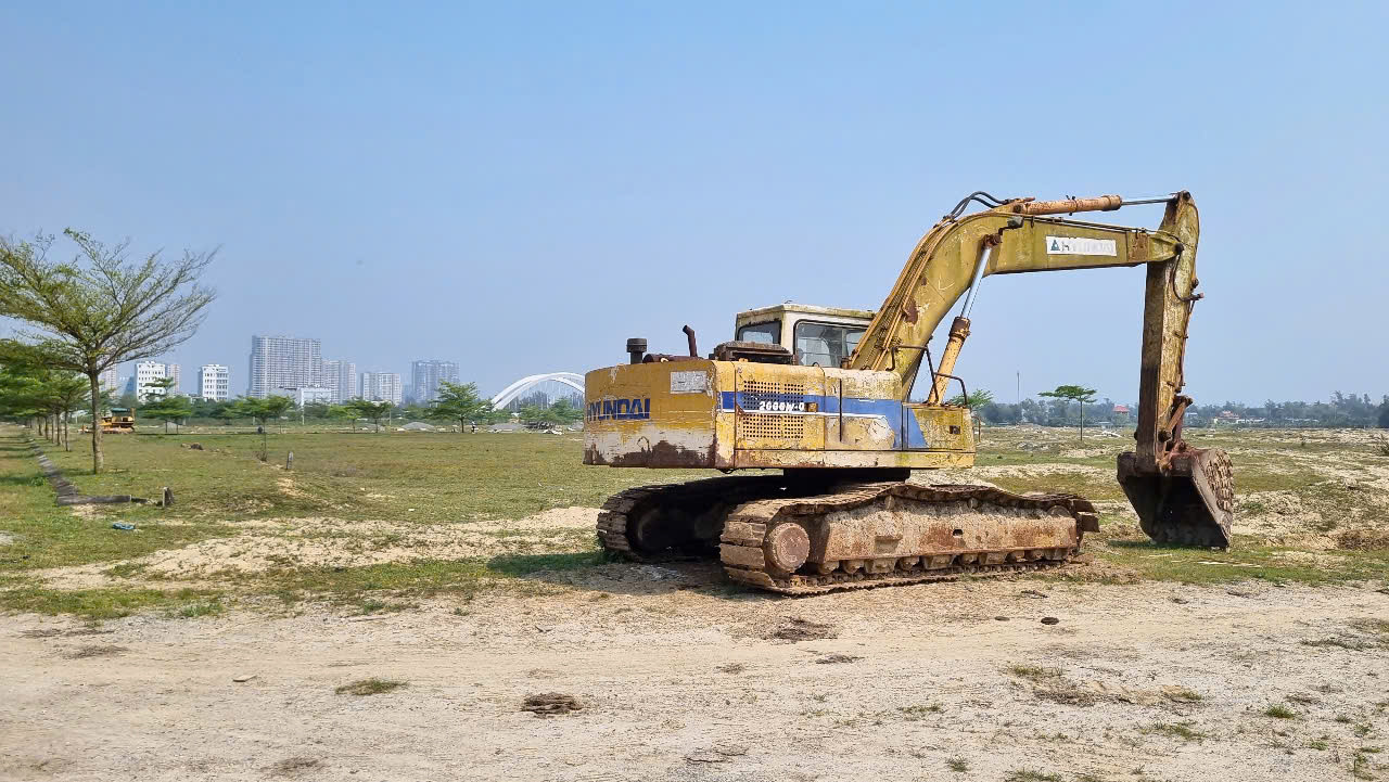 Máy móc hoen gỉ, nằm im lìm trong khu dự án.