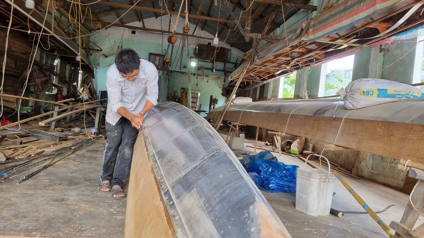 Để hoàn thiện chiếc ghe người thợ phải mất từ 15 - 45 ngày miệt mài. Để hoàn thiện chiếc ghe người thợ phải mất từ 15 - 45 ngày miệt mài.