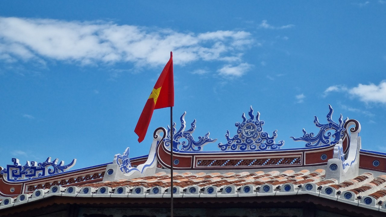 Cờ Tổ quốc trên mái Chùa Cầu trước ngày diễn ra lễ khánh thành.