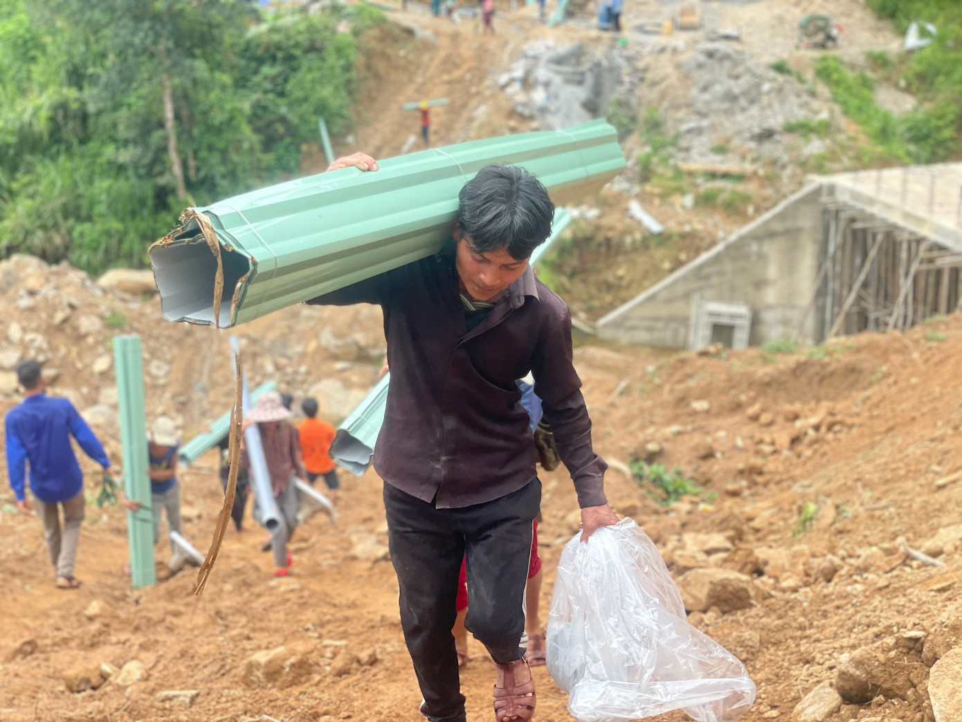 Thanh niên trai tráng nhận phần việc nặng hơn.