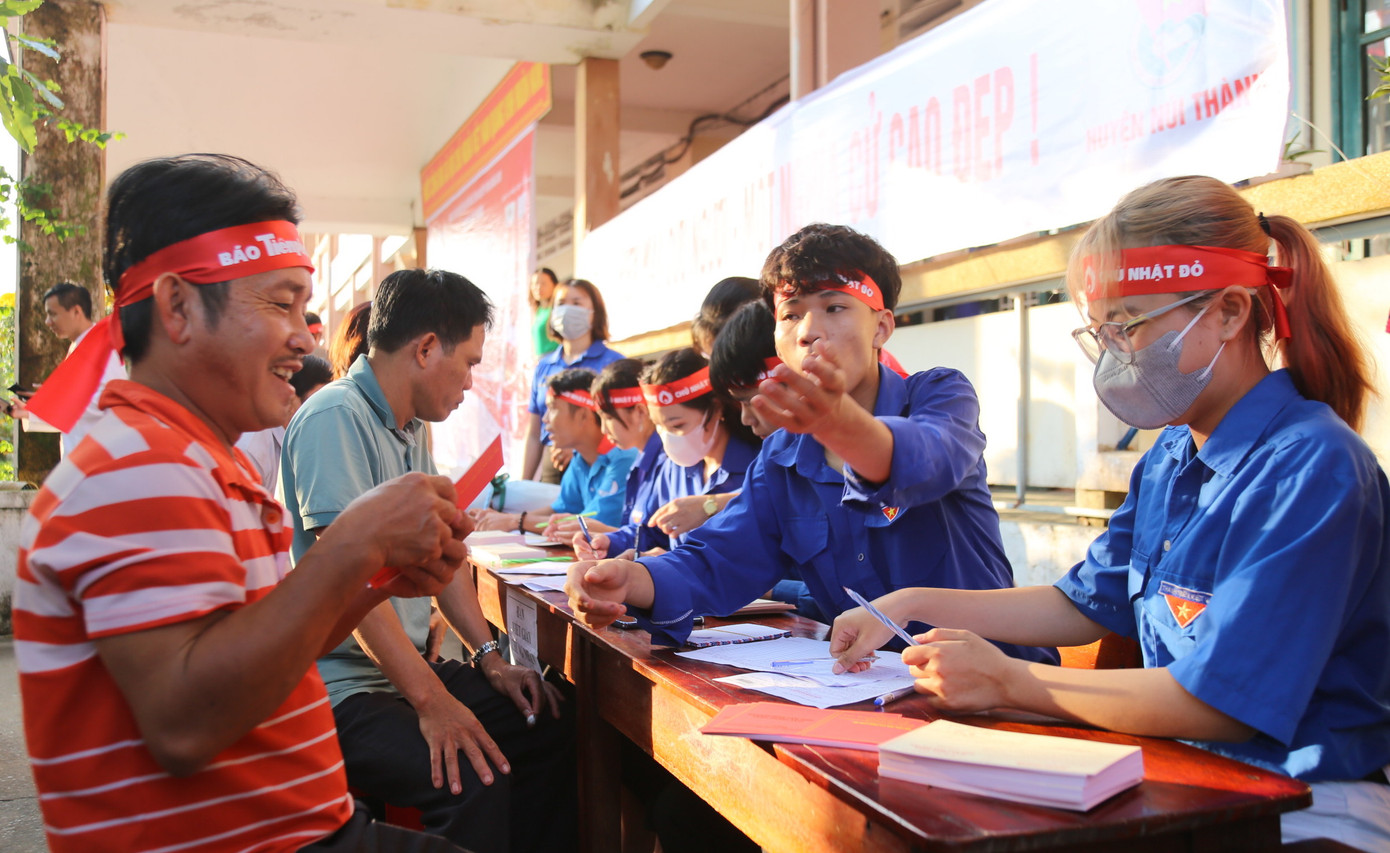 Chủ nhật Đỏ là chương trình hiến máu cứu người, do báo Tiền Phong khởi xướng từ đầu năm 2009 tại Hà Nội, phối hợp với Ủy ban An toàn Giao thông Quốc gia và Viện Huyết học Truyền máu Trung ương tổ chức vào những ngày giáp Tết Nguyên đán hàng năm.