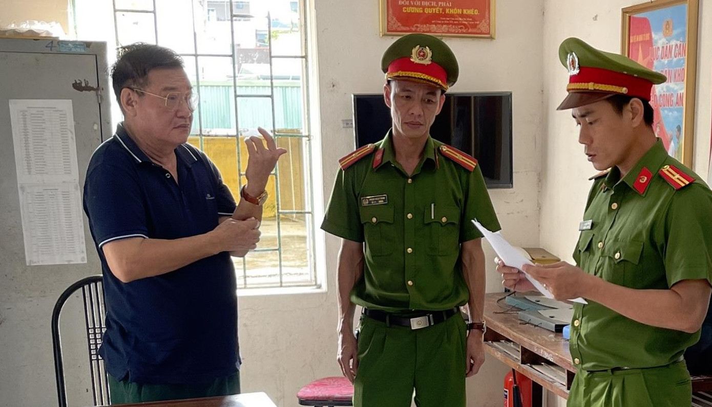 Công an tống đạt quyết định khởi tố bị can và bắt tạm giam đối với ông Phạm Văn Hải. Ảnh CA Công an tống đạt quyết định khởi tố bị can và bắt tạm giam đối với ông Phạm Văn Hải. Ảnh CA