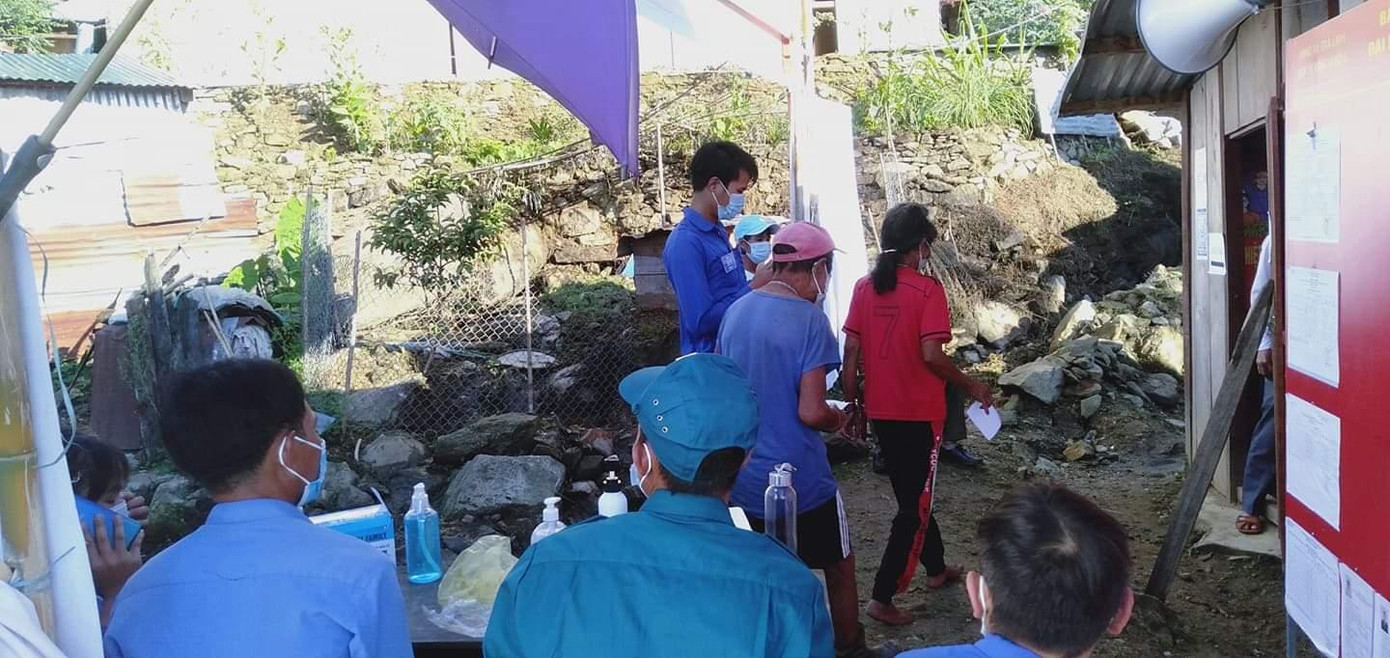 ĐVTN xã Trà Linh có mặt hỗ trợ người dân tại điểm bỏ phiếu. ĐVTN xã Trà Linh có mặt hỗ trợ người dân tại điểm bỏ phiếu.