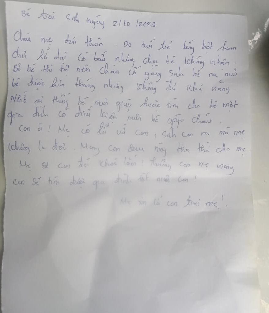 Bức thư được cho là của người mẹ cháu bé bỏ kèm trong túi đồ của cháu.