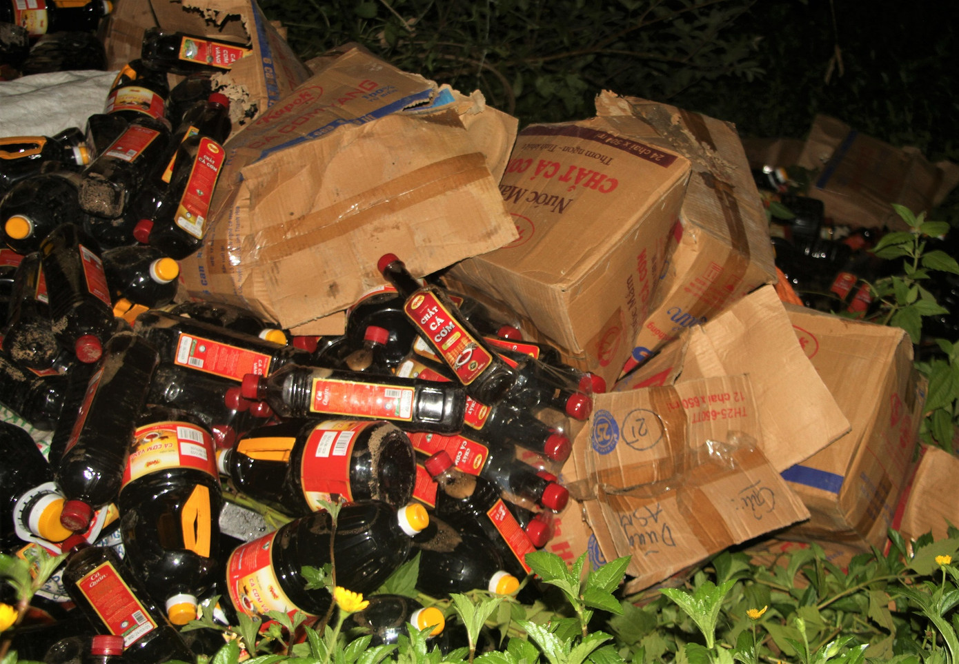 Phát hiện lượng lớn chai nước mắm vứt bỏ trong bụi rậm. Phát hiện lượng lớn chai nước mắm vứt bỏ trong bụi rậm.