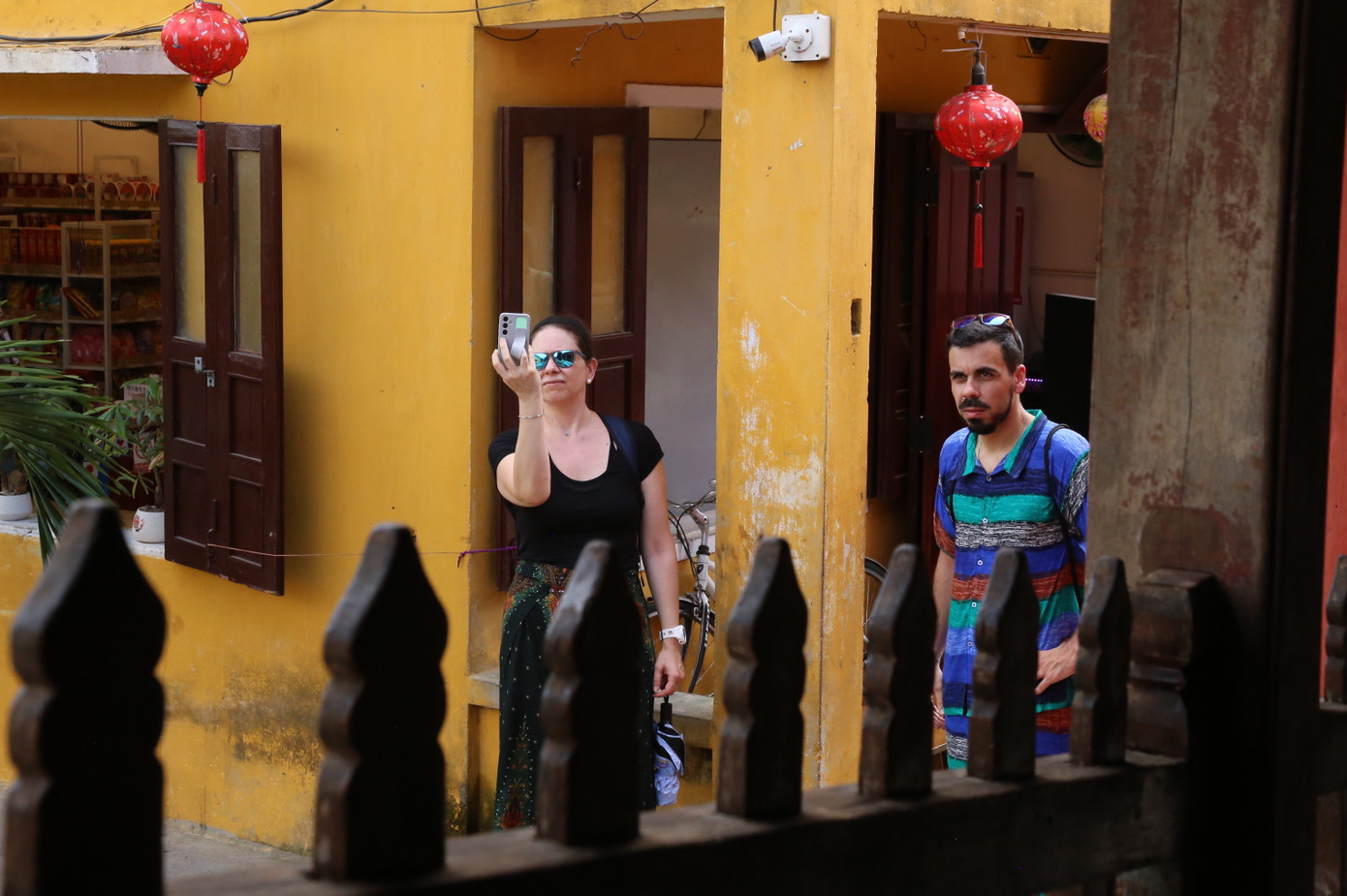 Du khách ngỡ ngàng, tò mò khi nhìn thấy Chùa Cầu trong diện mạo mới.