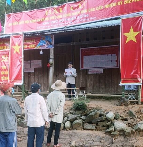 Đúng 7h, người dân có mặt tại các điểm bỏ phiếu để thực hiện quyền công dân của mình.