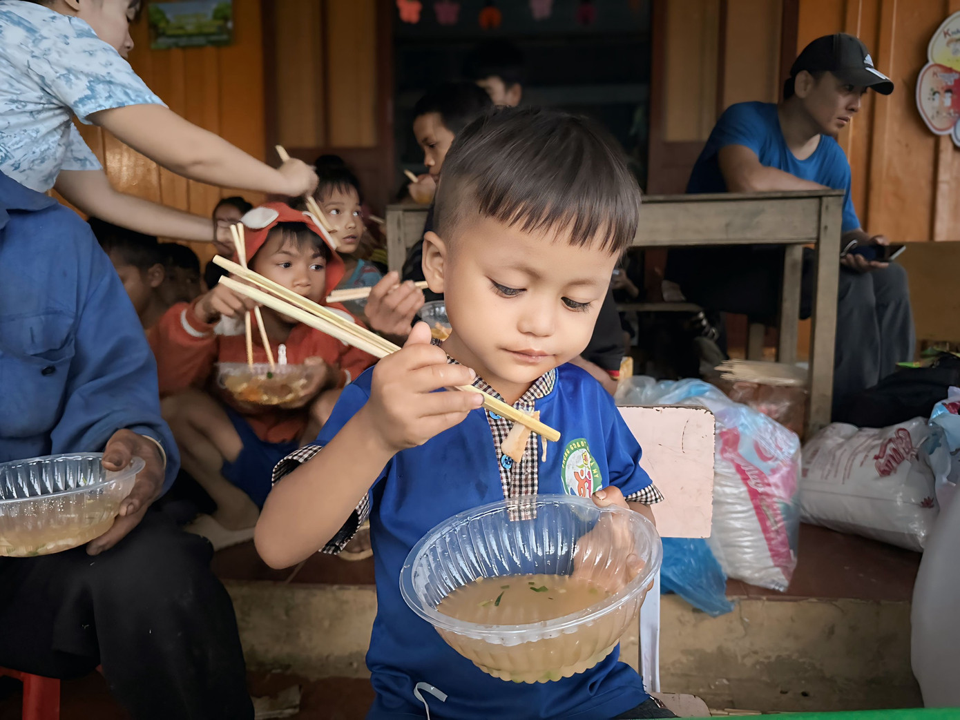 Bạn trẻ vào bếp nấu bữa ăn nhân ái đãi bà con và các em nhỏ. Bạn trẻ vào bếp nấu bữa ăn nhân ái đãi bà con và các em nhỏ.