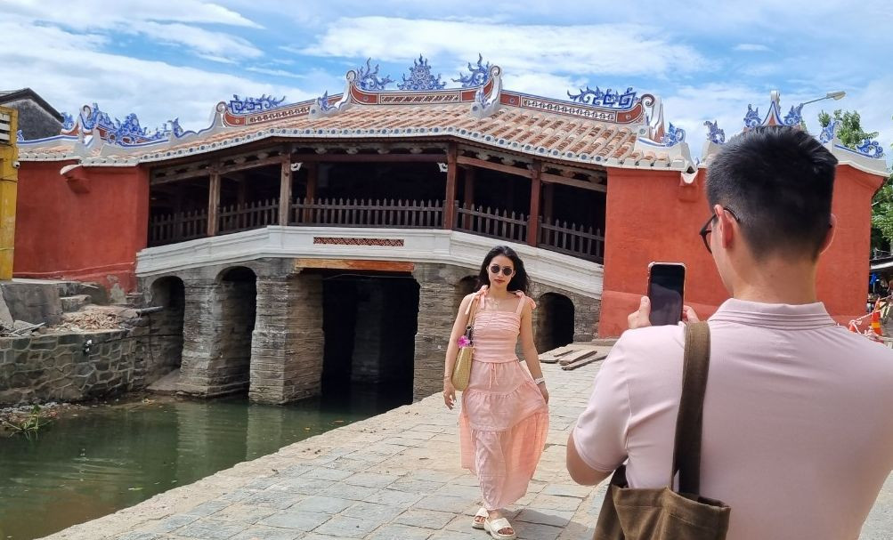 Bạn trẻ check-in diện mạo mới của Chùa Cầu.