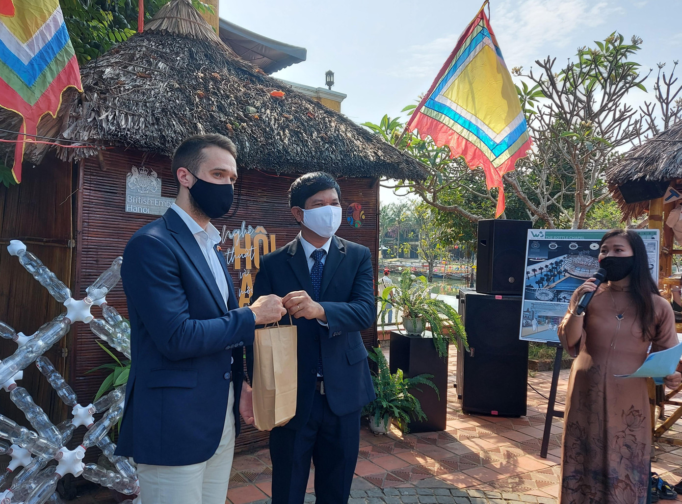 Lãnh đạo thành phố Hội An tặng quà lưu niệm tới đại diện Lãnh sự quán Anh.