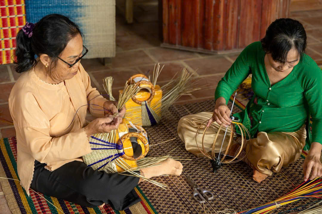 Du khách trải nghiệm nhiều hoạt động dân gian đặc sắc tại ngày hội.