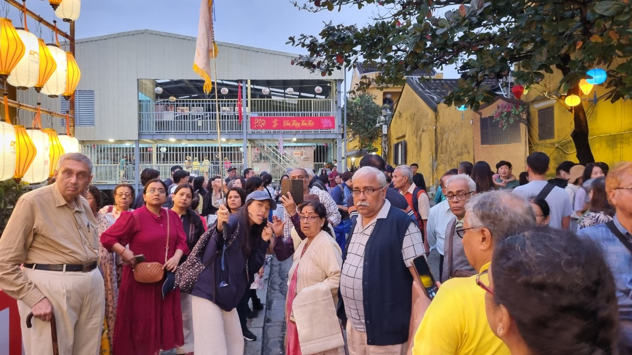 Du khách tham quan phố cổ Hội An. Du khách tham quan phố cổ Hội An.