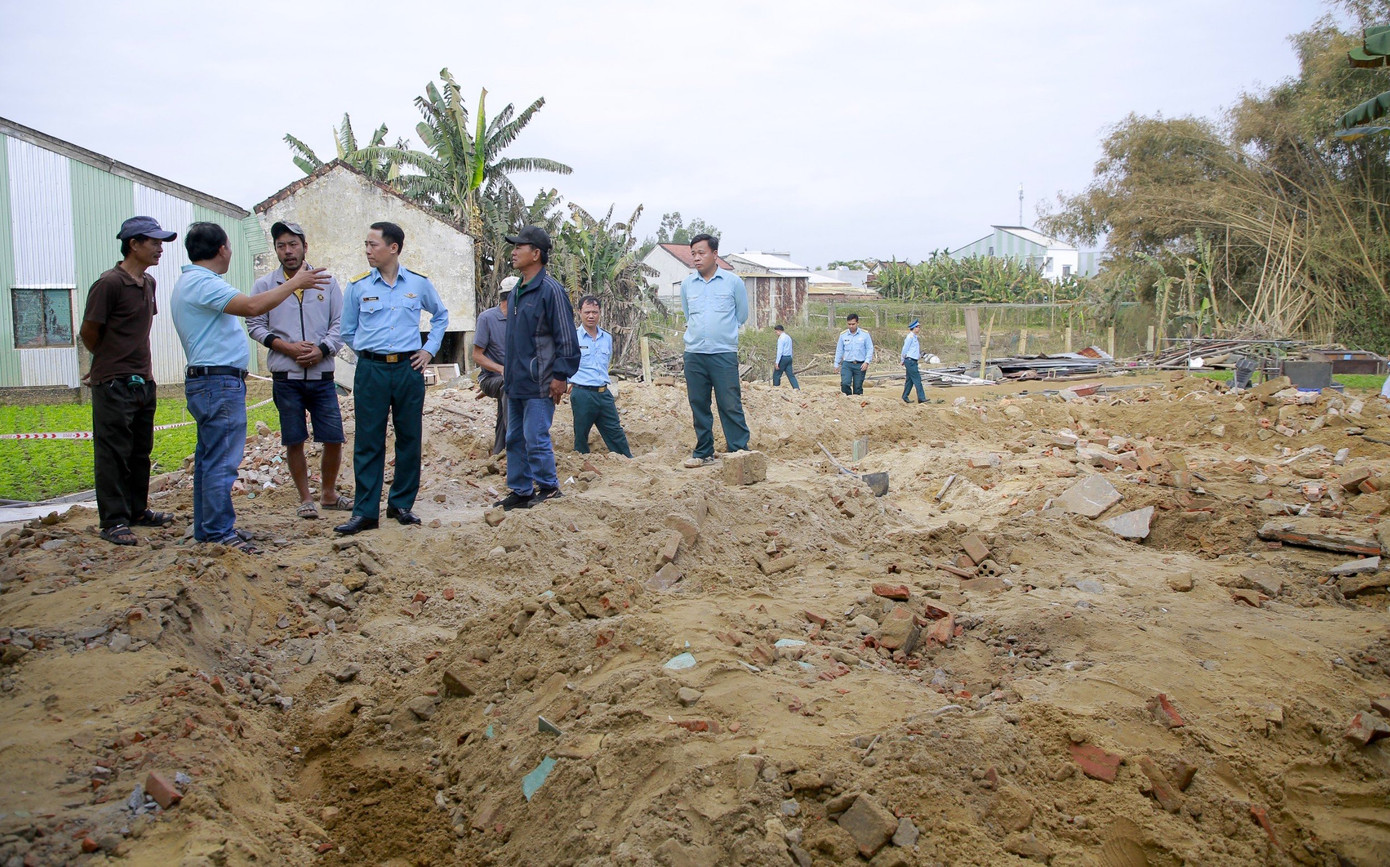 Ngoài hỗ trợ sửa chữa cho nhà dân bị ảnh hưởng, việc thống kê thiệt hại, đền bù hoa màu cũng được triển khai