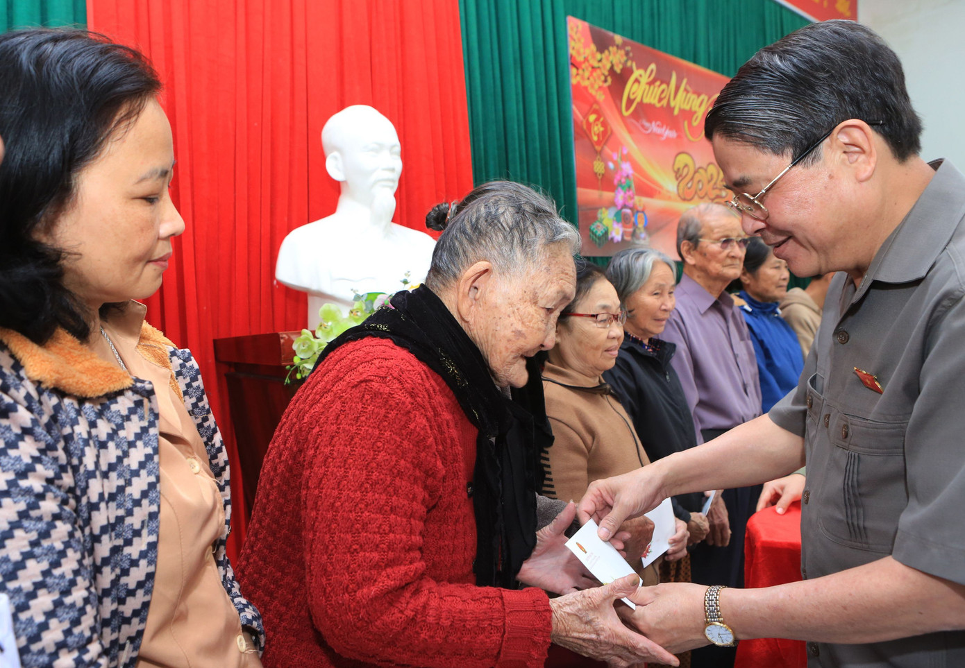 Phó Chủ tịch Quốc hội Nguyễn Đức Hải tặng quà cho người có công với cách mạng tại xã Tam Giang, huyện Núi Thành, tỉnh Quảng Nam.