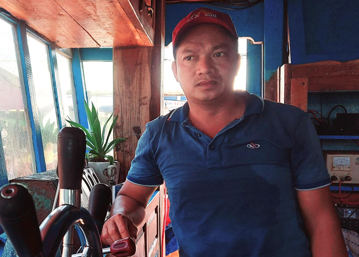 Ngư dân Nguyễn Thanh Thành (xã Tam Quang, Núi Thành) có 4 chiếc tàu nhưng mấy lâu nay cầm cự cho 2 chiếc ra khơi. Nay giá dầu tiếp tục tăng khó gồng gánh bù lỗ, nhưng nếu để tàu "treo" lâu thì sẽ rỉ sét, hư hỏng.