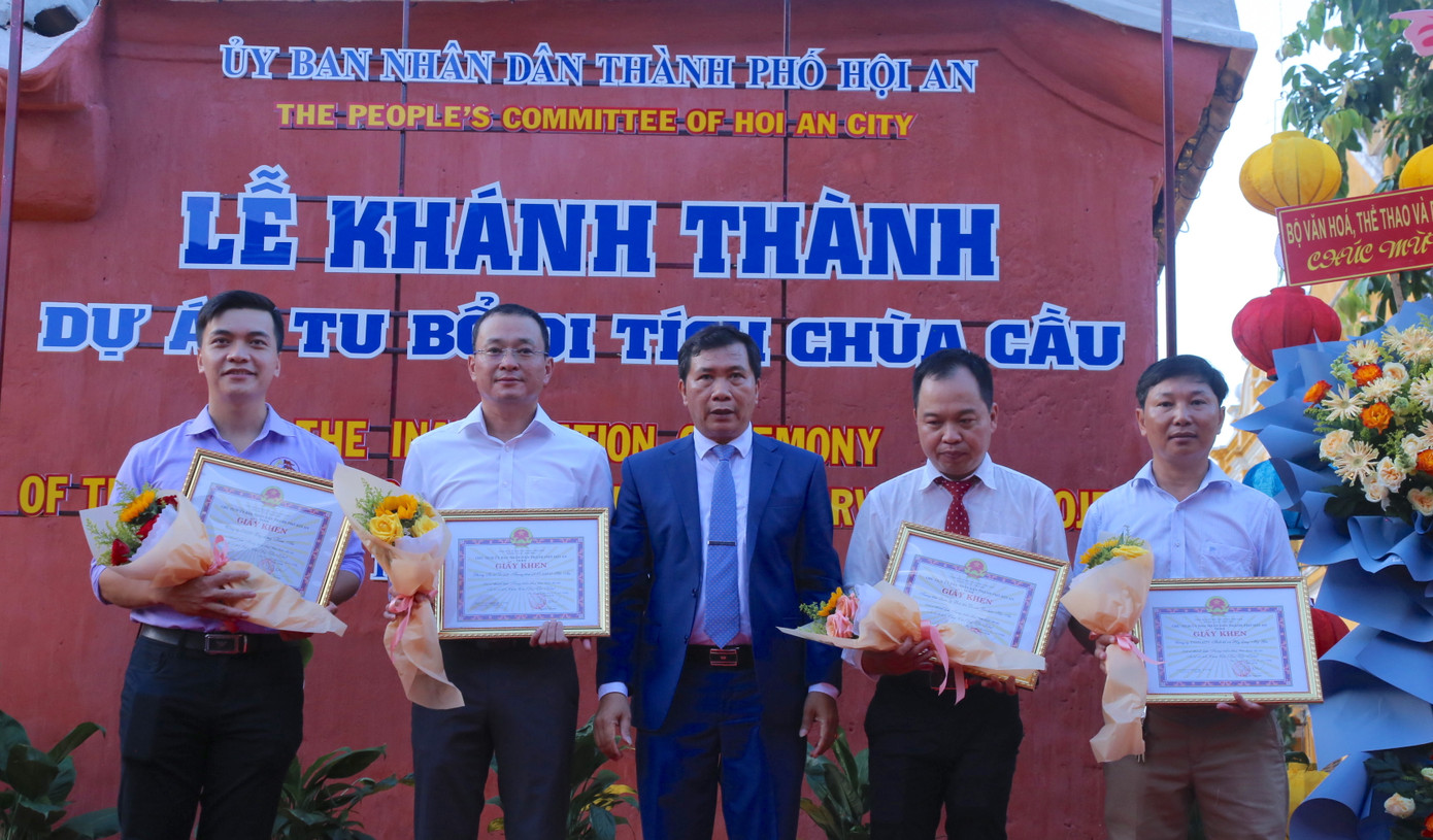 Thành phố Hội An khen thưởng những cá nhân, đơn vị có đóng góp trong công tác trùng tu Chùa Cầu. Thành phố Hội An khen thưởng những cá nhân, đơn vị có đóng góp trong công tác trùng tu Chùa Cầu.