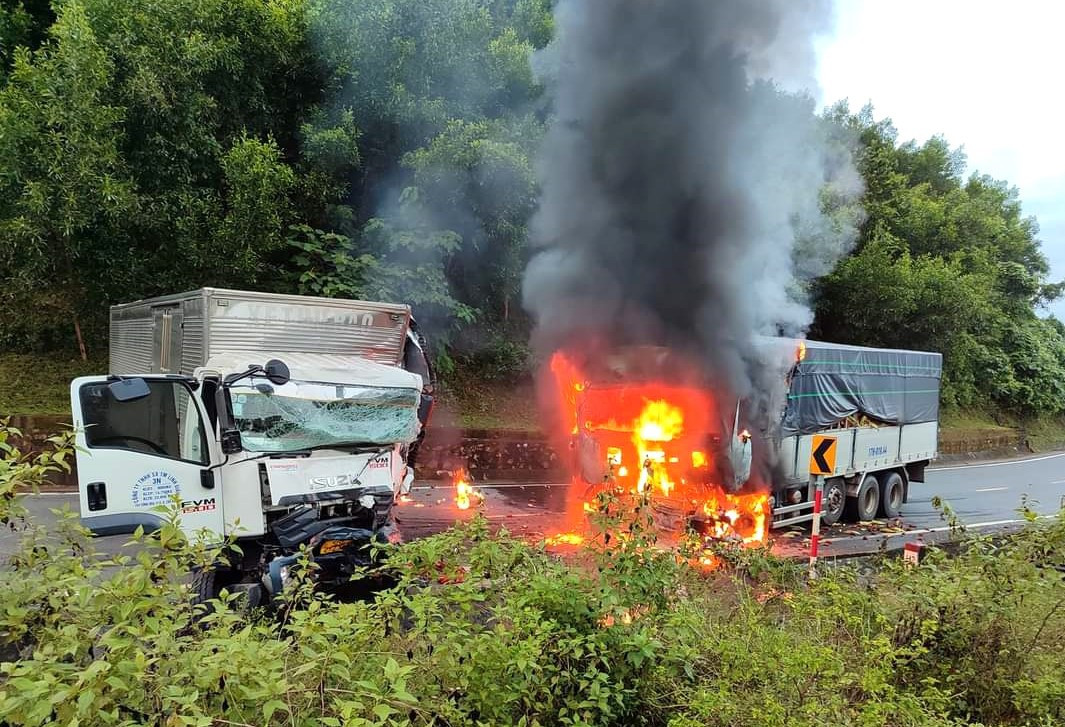 Hiện trường vụ tai nạn trên đường Hồ Chí Minh địa phận Quảng Nam