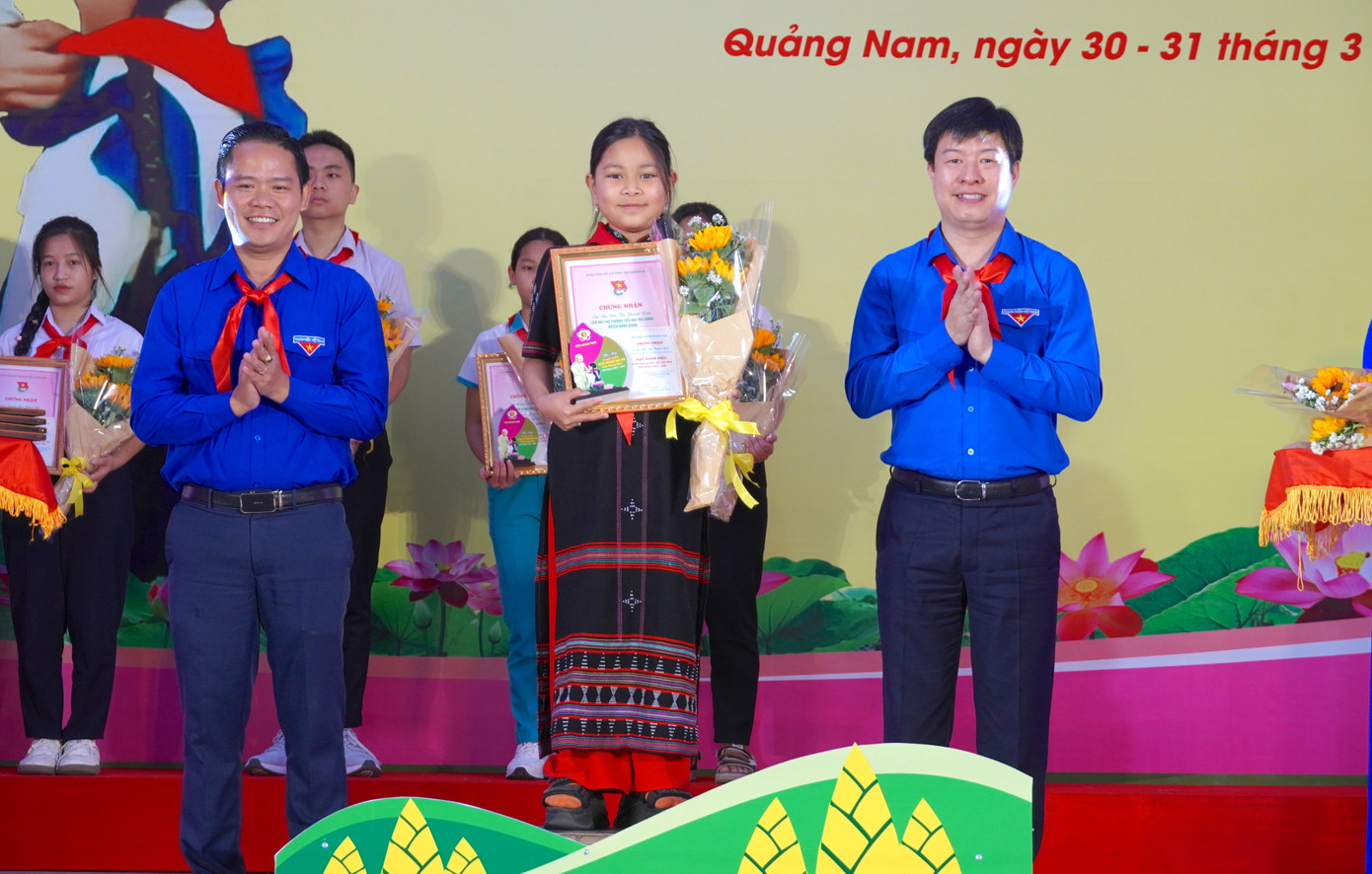 Tuyên dương Đội viên Cháu ngoan Bác Hồ tiêu biểu và trao giấy chứng nhận Cháu ngoan Bác Hồ.