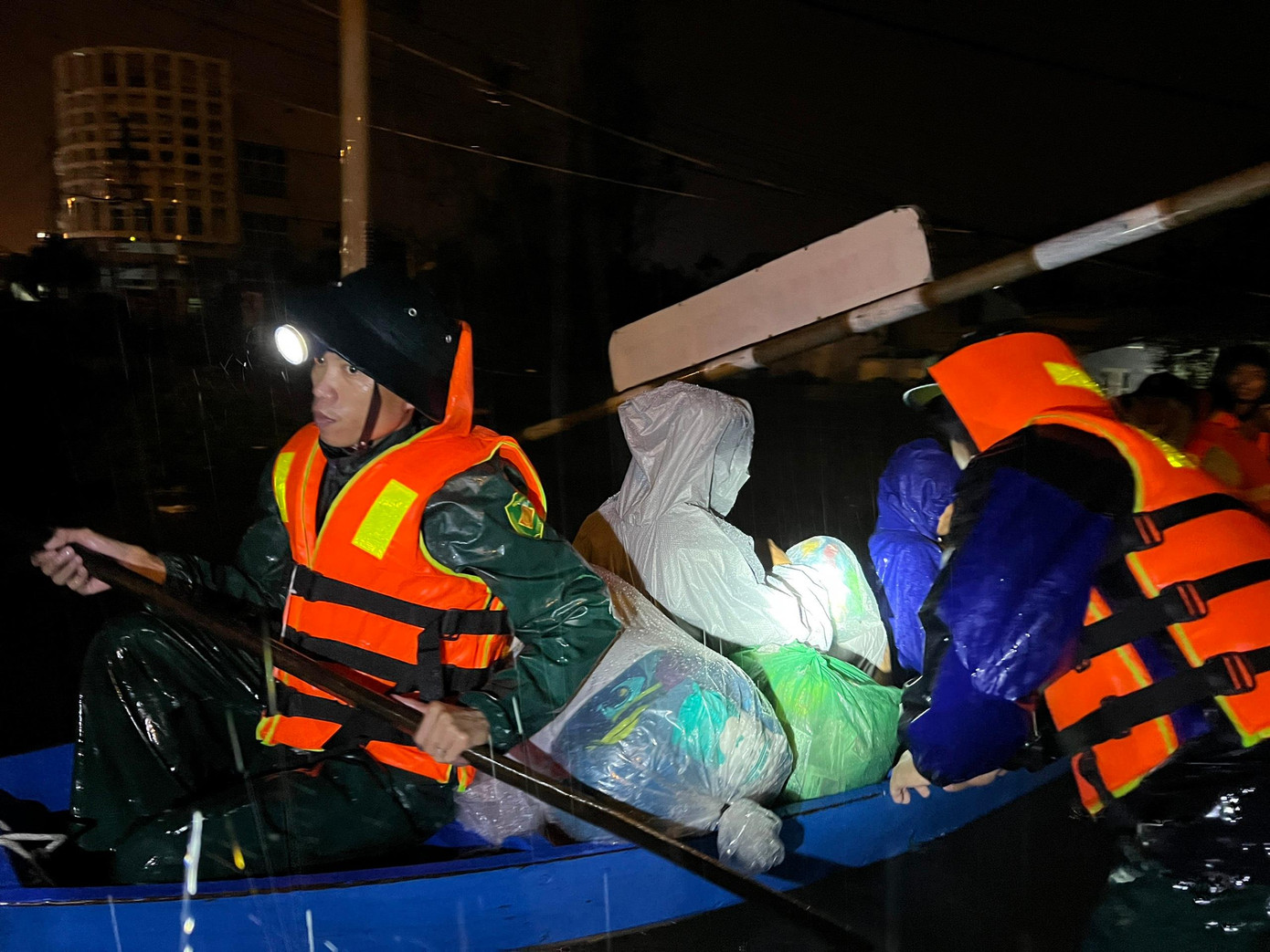 Khẩn cấp di dời người dân trong đêm.