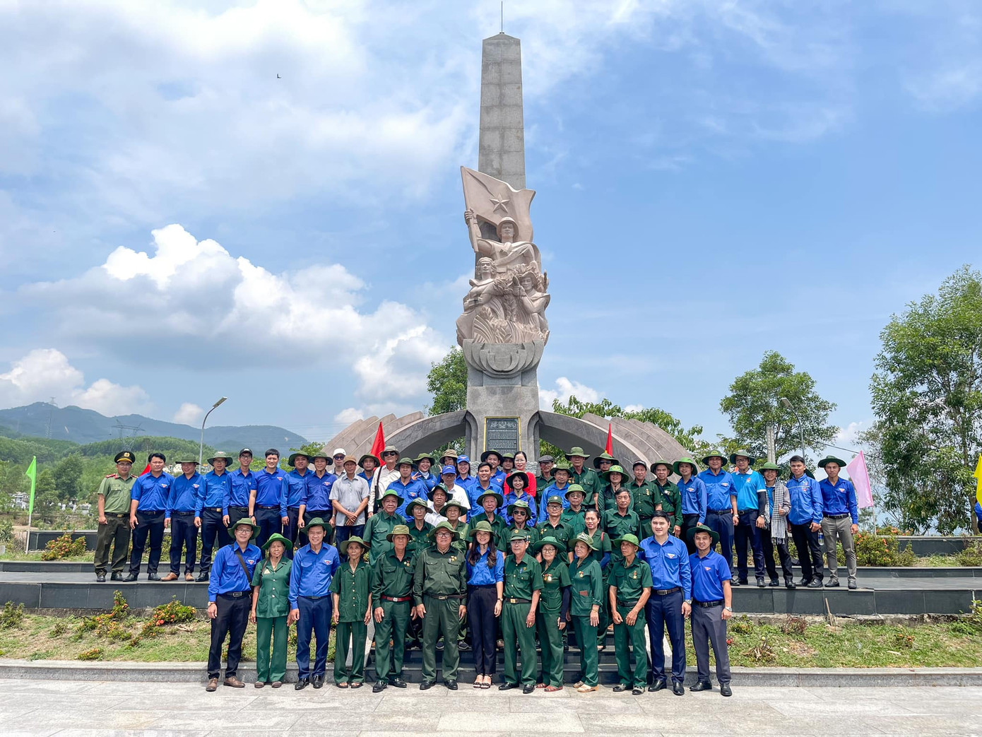 Đoàn hành trình đến các di tích, địa danh lịch sử. Đoàn hành trình đến các di tích, địa danh lịch sử.