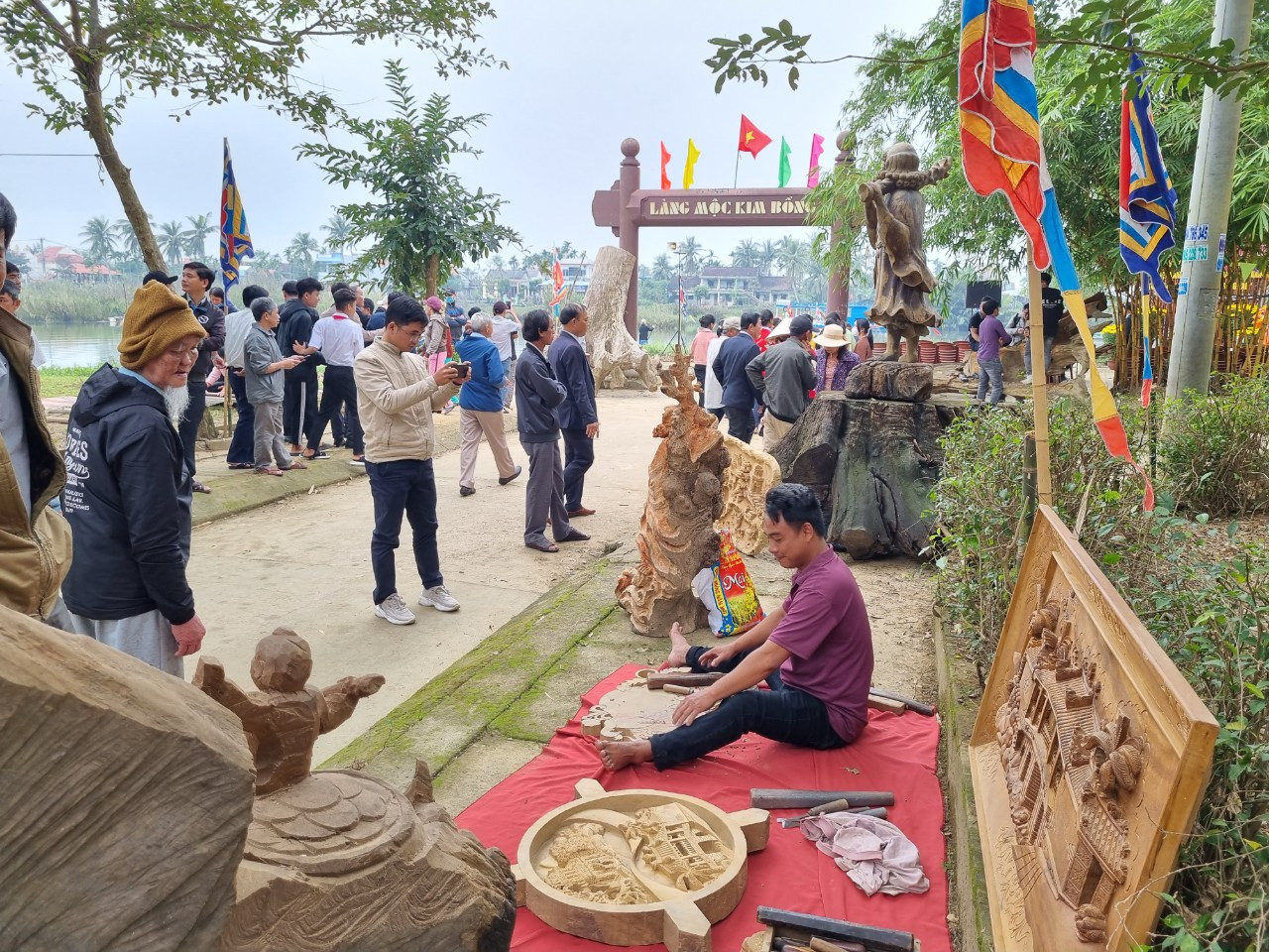 Làng Kim Bồng (tên cũ là Kim Bồng Châu) là nơi hình thành nghề thủ công nổi tiếng mang tên nghề mộc Kim Bồng. Tổ tiên nghề mộc Kim Bồng vốn từ khắp nơi của đồng bằng Bắc Bộ, Bắc Trung Bộ, đặc biệt là vùng Thanh Nghệ Tĩnh hội tụ làm ăn sinh sống từ thế kỷ 15. Bắt đầu nghề nghiệp từ những ngôi nhà tranh tre cổ truyền đến những ngôi nhà khung gỗ thông thường “Tam gian nhị hạ” rồi đến các tiện nghi đồ dùng trong gia đình, phương tiện giao thông như ghe thuyền. Những đặc trưng về vị trí địa lý và điều kiện tự nhiên góp phần làm cho Kim Bồng – Cẩm Kim trở thành mảnh đất hình thành và phát triển làng nghề. Nghề mộc truyền thống Kim Bồng được công nhận là Di sản văn hóa từ năm 2016.