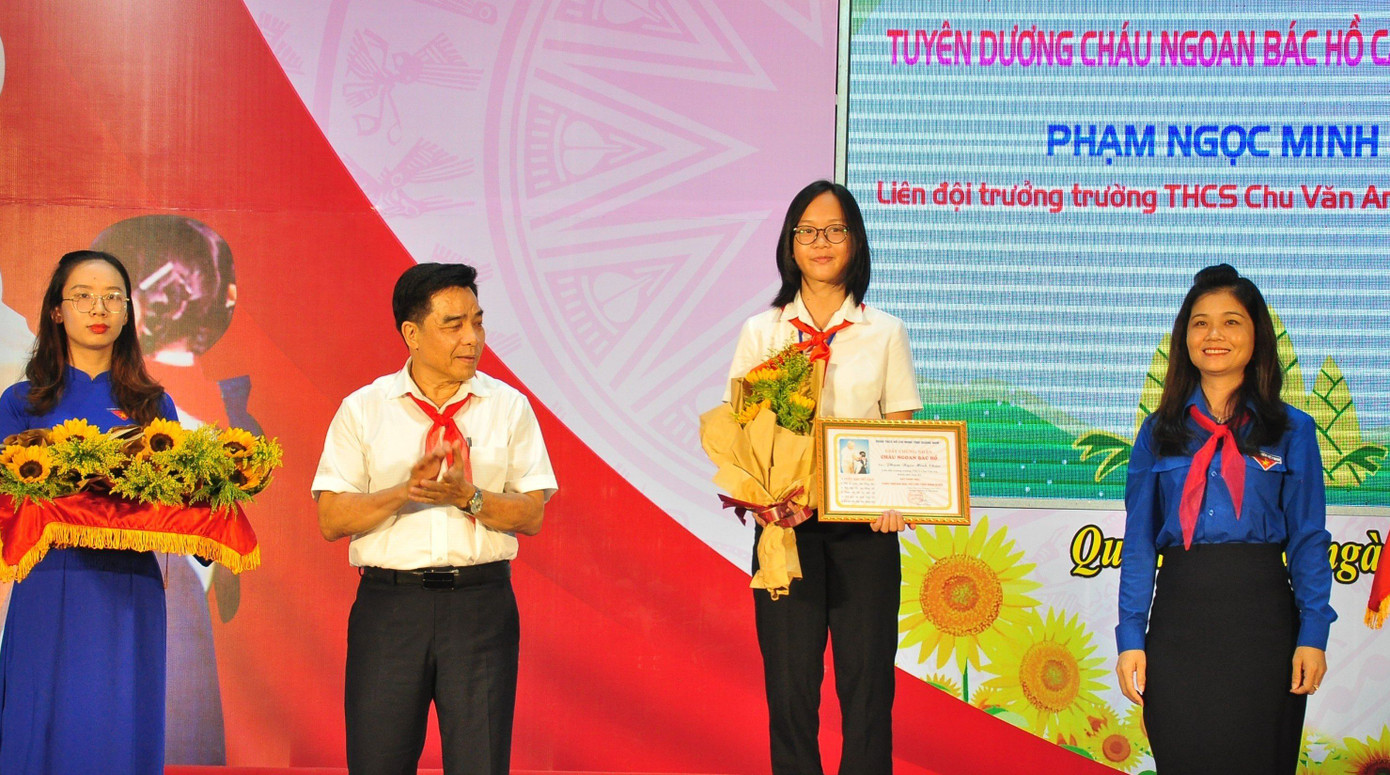 Tuyên dương Đội viên cháu ngoan Bác Hồ tiêu biểu.