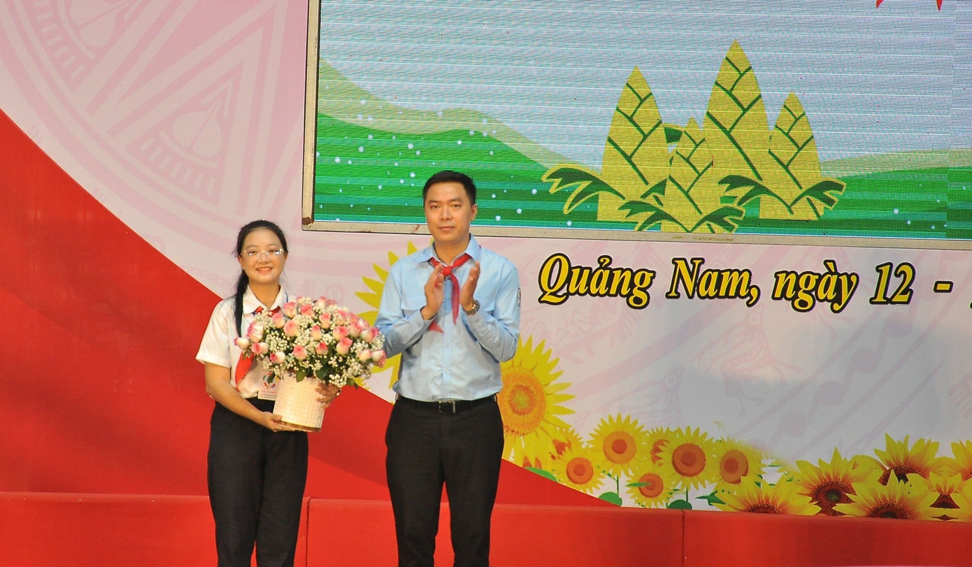 Anh Hoàng Thái Nam, Phó trưởng Ban Công tác thiếu nhi Trung ương Đoàn tặng hoa chúc mừng Đại hội.