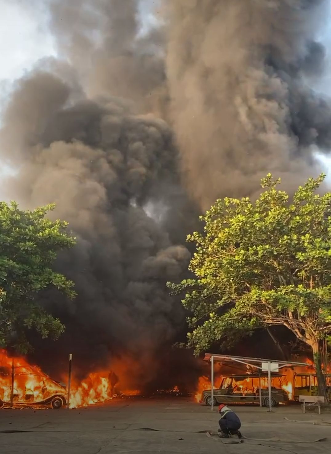 Lực lượng chức năng nỗ lực dập tắt đám cháy. Lực lượng chức năng nỗ lực dập tắt đám cháy.