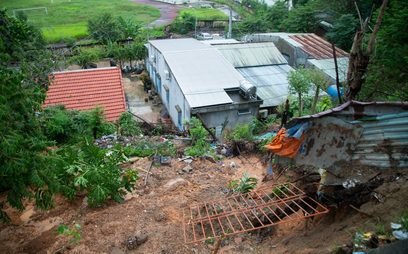 Mưa lớn kéo dài, nhiều khu vực ở Quảng Nam có nguy cơ sạt lở.