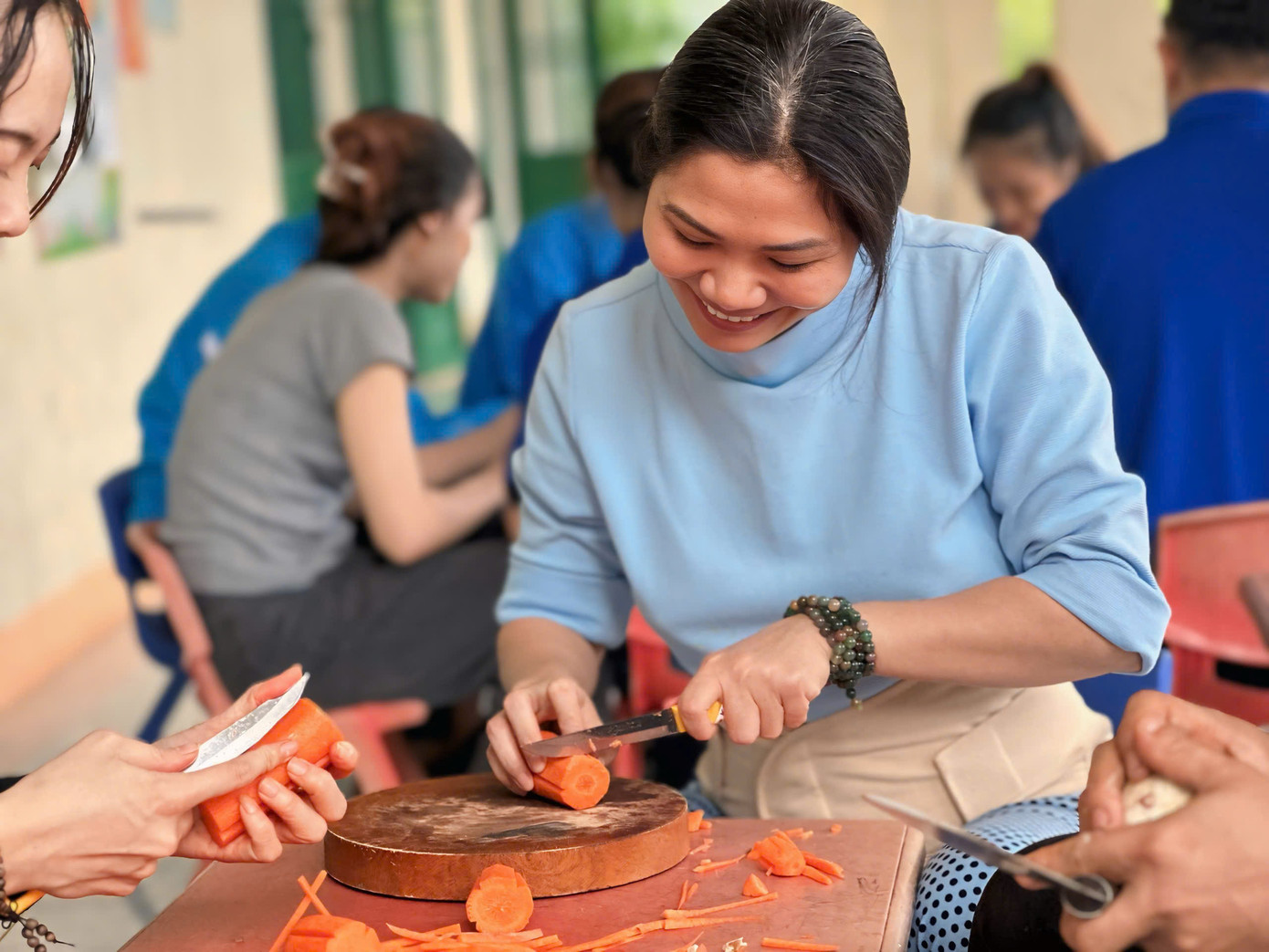 Tự tay vào bếp nấu bữa ăn nhân ái tặng bà con và em nhỏ vùng cao.