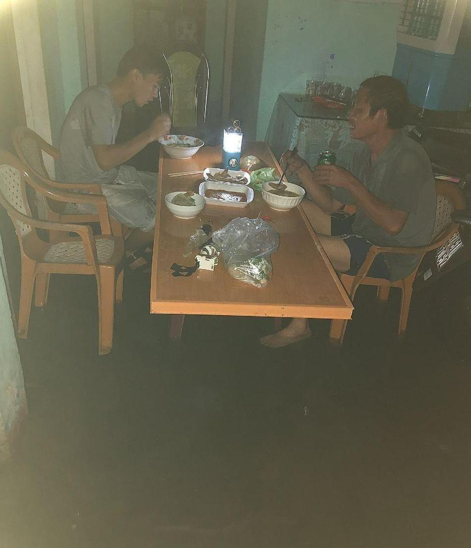 Bữa cơm ăn vội giữa dòng lũ.