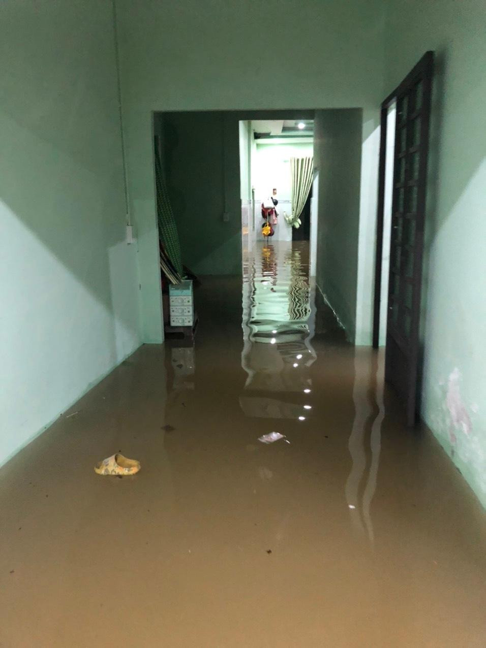 Dòng nước đục ngầu tràn vào nhà dân.