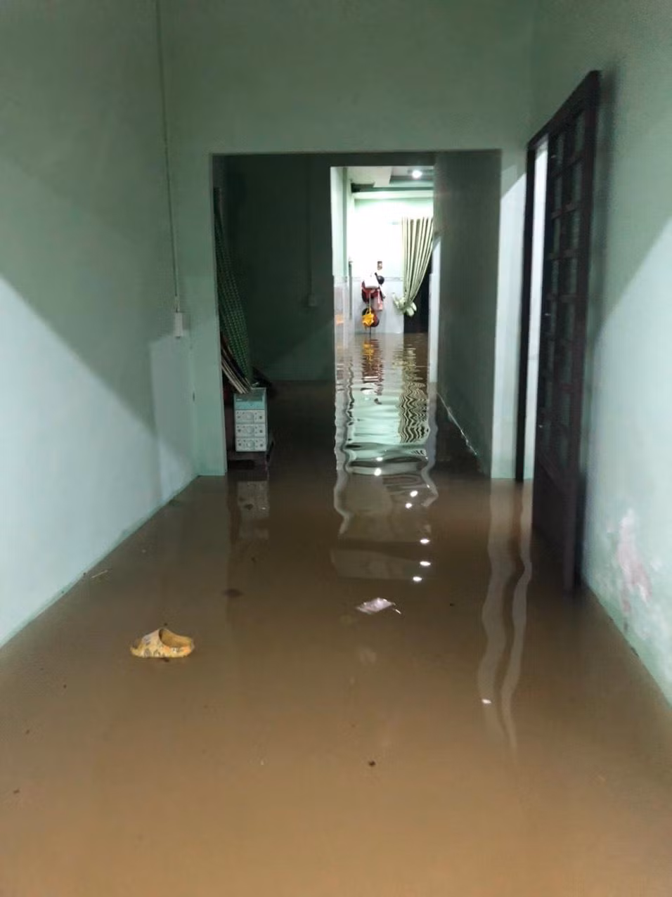 Dòng nước đục ngầu tràn vào nhà dân.