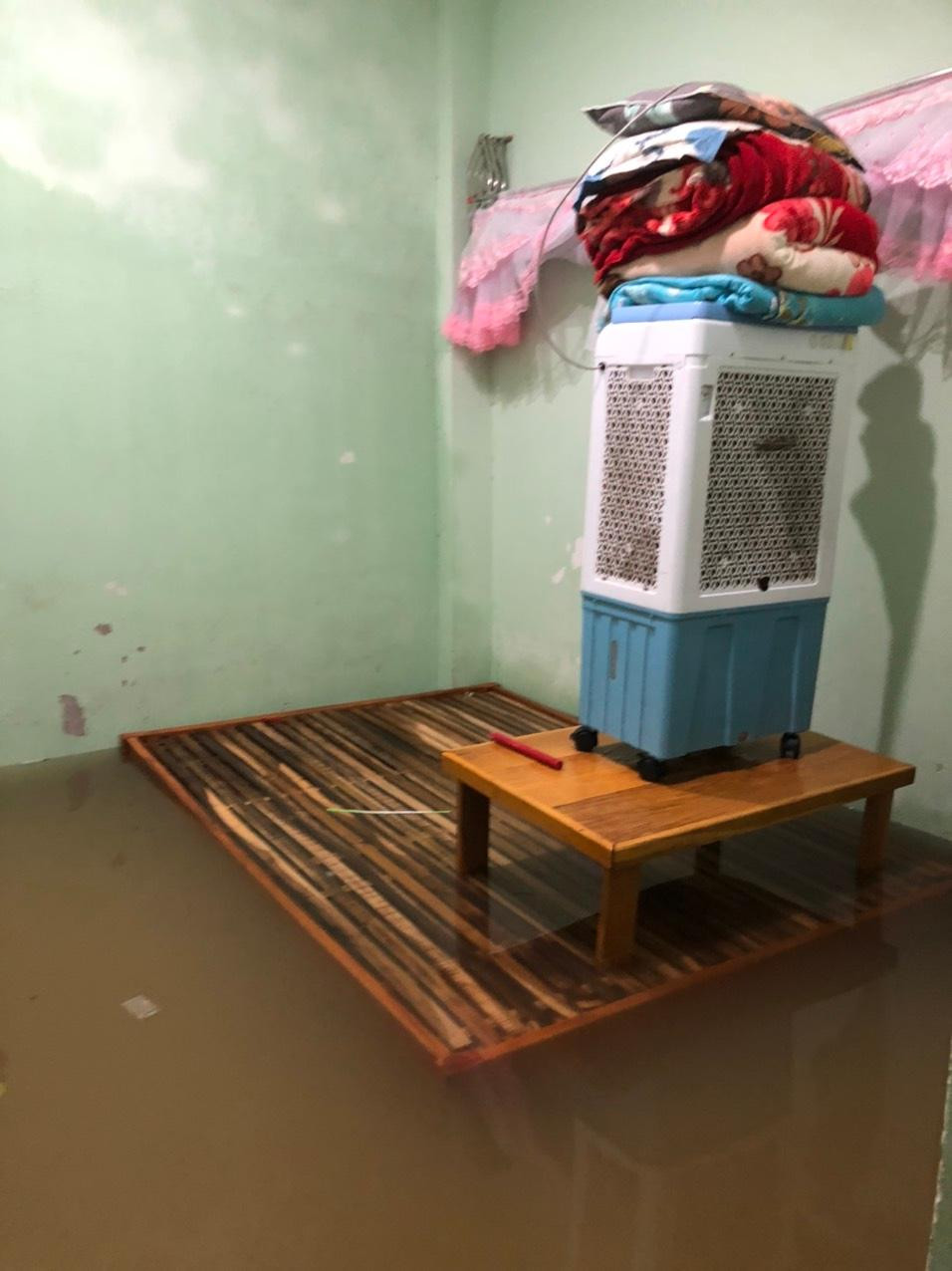 Đồ đạc kê dọn lên cao tránh lũ.