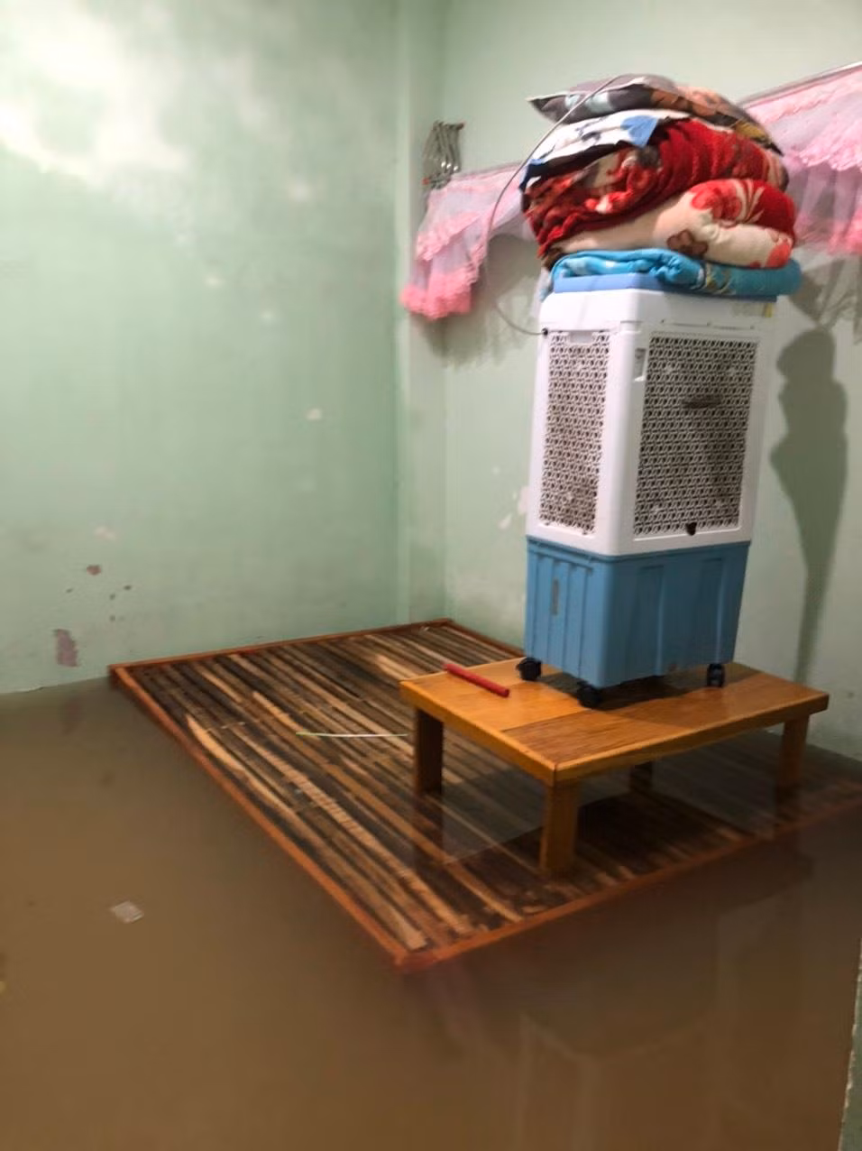 Đồ đạc kê dọn lên cao tránh lũ.