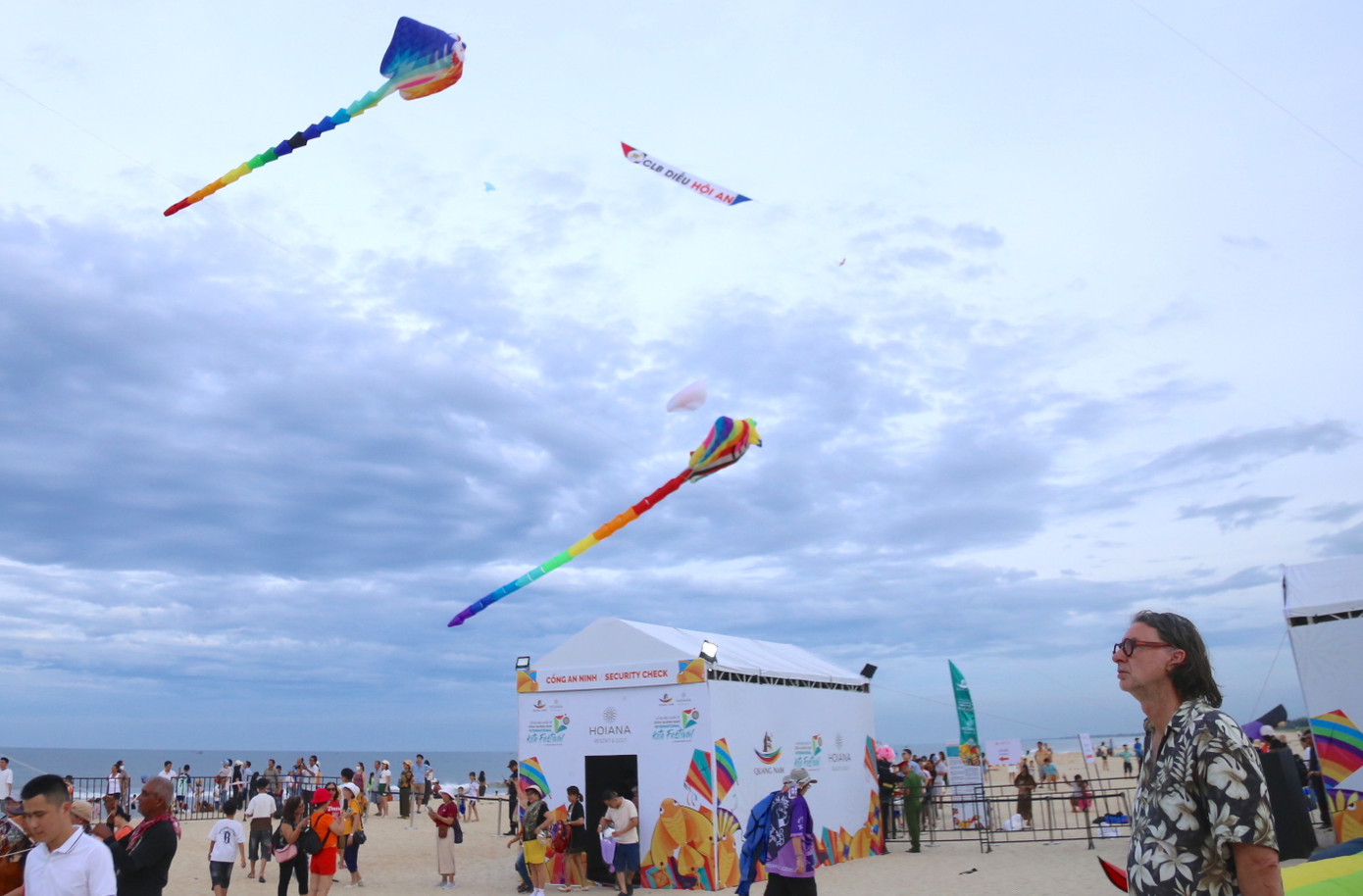 Hàng trăm con diều nghệ thuật bay trên bầu trời khiến du khách thích thú. Hàng trăm con diều nghệ thuật bay trên bầu trời khiến du khách thích thú.