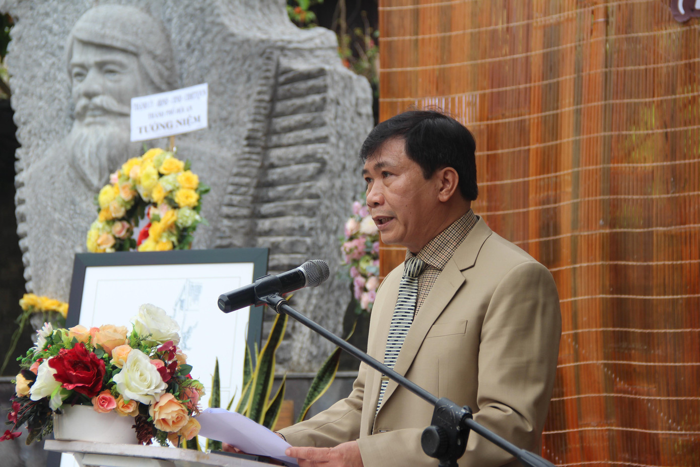 Ông Nguyễn Văn Sơn, Chủ tịch UBND thành phố Hội An phát biểu tại buổi tưởng niệm.