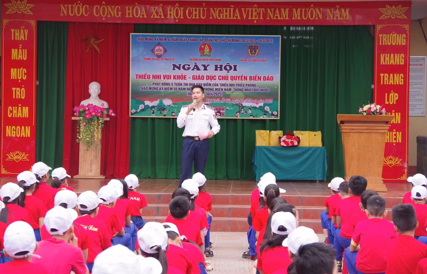 “Ngày hội Thiếu nhi vui khỏe - Giáo dục chủ quyền biển, đảo” cho học sinh và thầy, cô giáo của Trường Tiểu học Thị trấn Ái Tử (Triệu Phong, Quảng Trị).