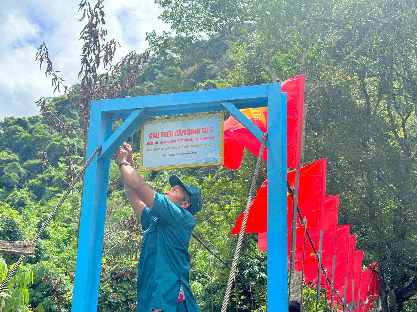 Cây cầu trị giá 150 triệu đồng từ hỗ trợ của mạnh thường quân, và sự đóng góp công sức của đoàn viên thanh niên và người dân. Với sự nhiệt huyết, nỗ lực, công trình ý nghĩa hoàn thành đúng lễ Quốc khánh 2/9. Cây cầu trị giá 150 triệu đồng từ hỗ trợ của mạnh thường quân, và sự đóng góp công sức của đoàn viên thanh niên và người dân. Với sự nhiệt huyết, nỗ lực, công trình ý nghĩa hoàn thành đúng lễ Quốc khánh 2/9.