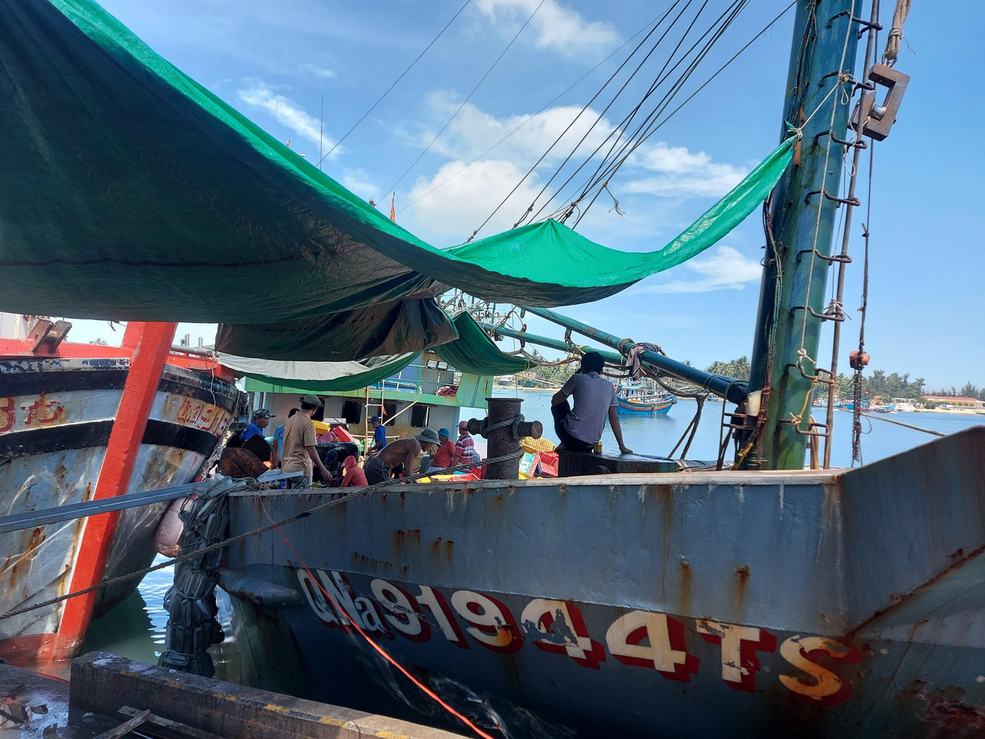 Bám biển với ngư dân chưa bao giờ lại khó khăn đến vậy.