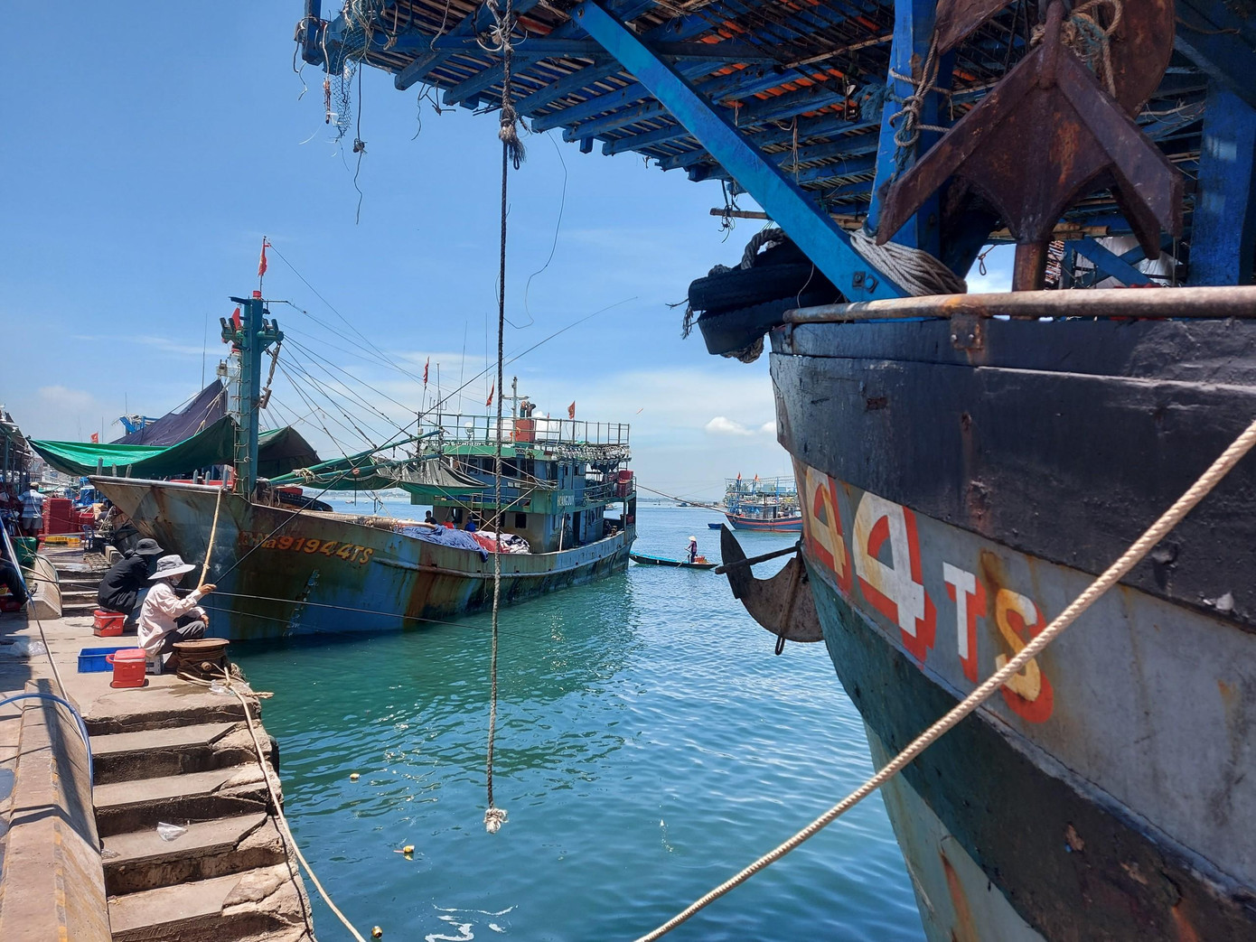 Những chuyến biển lỗ ngày một nhiều, ngư dân đành lòng cho tàu nằm bờ.