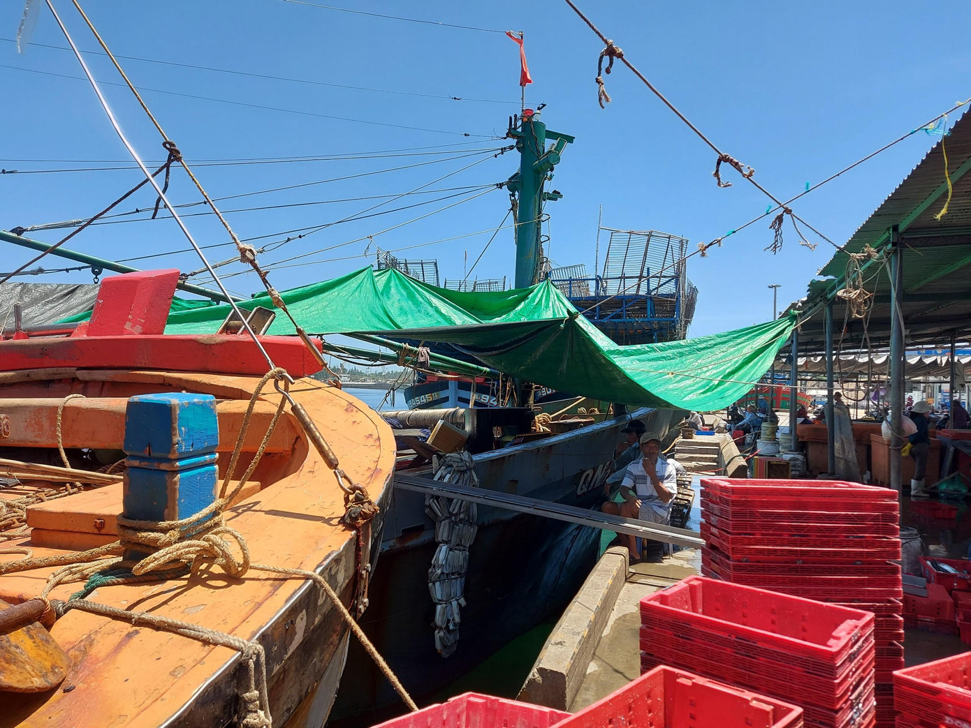 Không khí trầm buồn ở cảng cá Tam Quang.