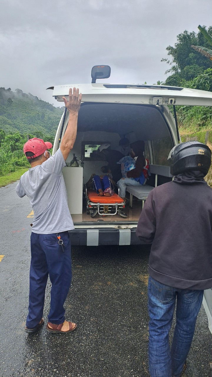 Bệnh nhân sau đó được đưa về trung tâm y tế huyện cấp cứu, hiện đã qua cơn nguy kịch. Bệnh nhân sau đó được đưa về trung tâm y tế huyện cấp cứu, hiện đã qua cơn nguy kịch.